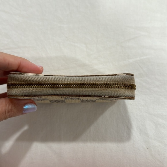 Louis Vuitton Damier Azur Zippy Coin Purse
Pattern 100% Authentic - Picture 4 of 9